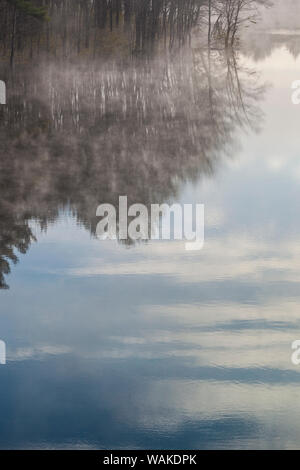 USA, New Hampshire, Hopkinton. Herbst Nebel, Hopkinton See Stockfoto