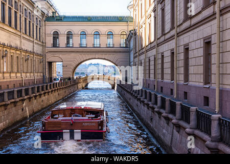 Ein Blick in Richtung Eremitage Brücke über Winter Kanal (Zimnyaya kanavka), einer der kürzesten Kanäle in St. Petersburg, Russland Stockfoto