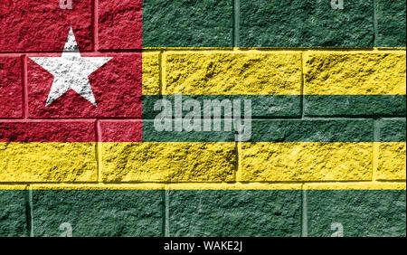 Flagge von Togo schließen bis auf ein gerissenes Wand gemalt Stockfoto