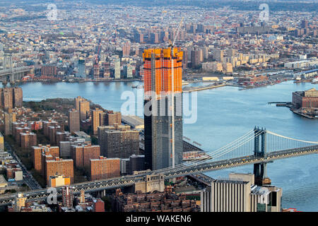 Blick auf Manhattan Square, a Luxury Condo im Bau bei 252 South Street in der Lower East Side. Von einer Welt Observatorium, das One World Trade Center, New York, USA gesehen. Stockfoto