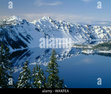 USA, Oregon. Crater Lake National Park, Winter Schnee am Westrand der Crater Lake mit der Wächter (links) und Hillman Peak (Mitte). Stockfoto