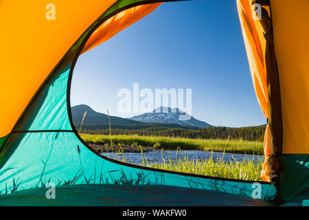 Blick durch Zelt, South Schwester (Höhe 10, 358 ft.) Funken See, drei Schwestern Wüste, östlichen Oregon, USA Stockfoto