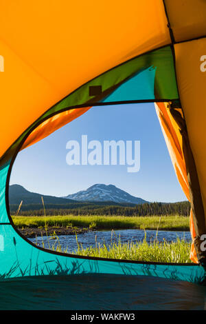 Blick durch Zelt, South Schwester (Höhe 10, 358 ft.) Funken See, drei Schwestern Wüste, östlichen Oregon, USA Stockfoto