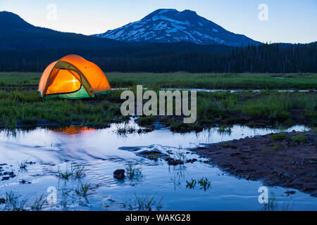 Camping Zelt, South Schwester (Höhe 10, 358 ft.) Funken See, drei Schwestern Wüste, östlichen Oregon, USA Stockfoto