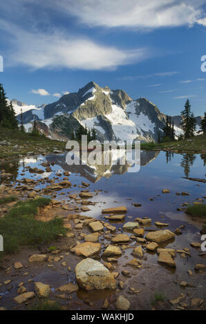 Whatcom Peak spiegelt sich in Tapto Lake, North Cascades National Park Stockfoto