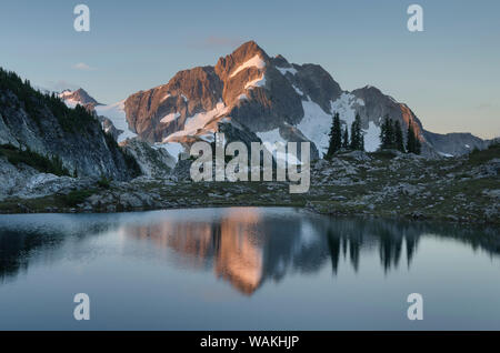 Whatcom Peak spiegelt sich in Tapto Lake, North Cascades National Park Stockfoto