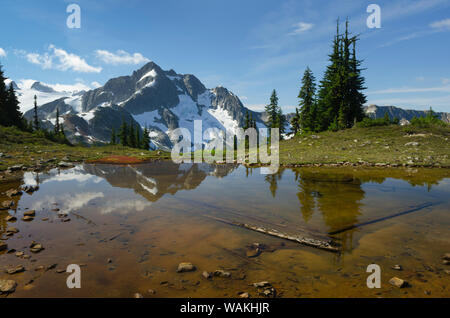 Whatcom Peak spiegelt sich in Tapto Lake, North Cascades National Park Stockfoto