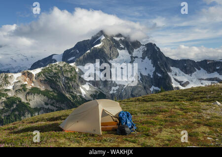 Backcountry Camp auf roten Gesicht Berg, Whatcom Peak in der Ferne zu sehen. North Cascades National Park, Washington State Stockfoto