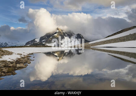 Whatcom Gipfel in Wolken gehüllt und in der oberen Tapto Lake, North Cascades National Park, Washington State wider Stockfoto