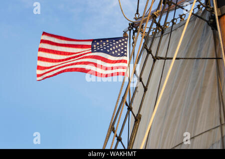 United Flaggenstaaten fliegen auf Hawaii Häuptling, ein Quadrat Topsail Schooner. Im Besitz der Grays Harbor Historische Seehafen, Aberdeen, Washington State betrieben Stockfoto