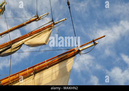 Holme und Segel der hawaiischen Häuptling, ein Quadrat Topsail Schooner. Im Besitz der Grays Harbor Historische Seehafen, Aberdeen, Washington State betrieben Stockfoto