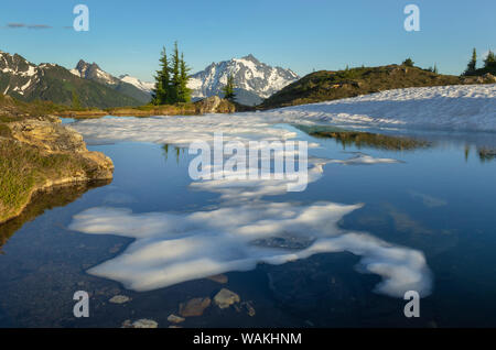 Mount Shuksan aus teilweise aufgetaut Tarn gesehen, gelbe Aster Butte Becken, Mount Baker Wilderness, North Cascades, Washington State Stockfoto