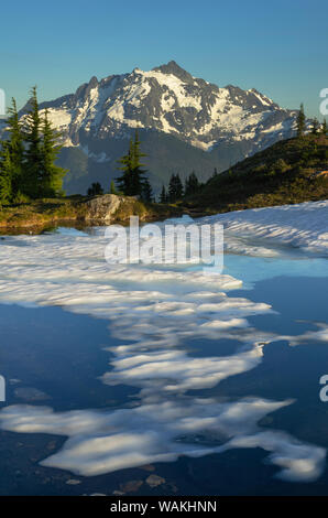 Mount Shuksan aus teilweise aufgetaut Tarn gesehen, gelbe Aster Butte Becken, Mount Baker Wilderness, North Cascades, Washington State Stockfoto