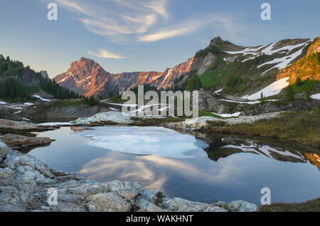 Teilweise tarn aufgetaut, gelbe Aster Butte Becken. Amerikanische Grenze Peak und Gelbe Aster Butte sind in der Ferne. Mount Baker Wilderness, North Cascades, Washington State Stockfoto