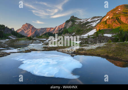 Teilweise tarn aufgetaut, gelbe Aster Butte Becken. Amerikanische Grenze Peak und Gelbe Aster Butte sind in der Ferne. Mount Baker Wilderness, North Cascades, Washington State Stockfoto