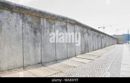 Berlin, Deutschland. 13. Juni, 2019. Die Berliner Mauer entlang der Bernauer Straße in der Mauer Gedenkstätte. Hier ist der letzte Teil der Grenzbefestigung, die in ihrer Tiefe bewahrt worden, um einen Eindruck von der Struktur zu geben. Hinter der Grenze Streifen war, auch genannt der Todesstreifen, die zwischen zwei Wänden existierte. Quelle: Annette Riedl/dpa-Zentralbild/ZB/dpa/Alamy leben Nachrichten Stockfoto