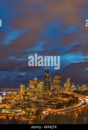 Die Skyline der Stadt und die Interstate 90 und 5 von Rizal Bridge in der Innenstadt von Seattle, Washington State, USA Stockfoto