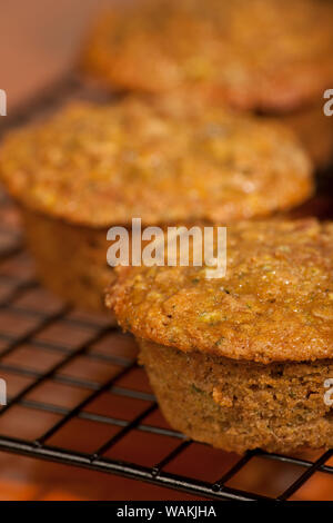 Frisch gebackene Zucchini muffins Kühlung auf einem Rack Stockfoto