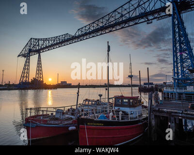 Middlesbrough Transportvorrichtung-Brücke bei Sonnenaufgang. Die Brücke führt Menschen und Autos über den Fluss-T-Stücke in einer ausgesetzten Gondel Stockfoto