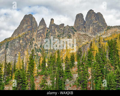 Washington State, Okanogan-Wenatchee National Forest. Liberty Bell Mountain, Concord und Lexington Türme, frühen Winter Spires Stockfoto