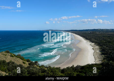 Malerischer Blick auf Tallow Beach, einem langen einsamen Sandstrand von Cape Byron, Byron Bay, New South Wales, NSW, Australien gesehen Stockfoto