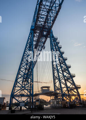 Middlesbrough Transportvorrichtung-Brücke bei Sonnenaufgang. Die Brücke führt Menschen und Autos über den Fluss-T-Stücke in einer ausgesetzten Gondel Stockfoto