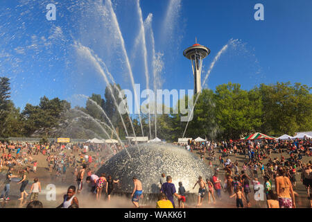 Washington State, USA. 2012 Blick auf das Zentrum von Seattle und Umgebung. Space Needle Dach lackiert 'Galaxy Gold' für sein 50-jähriges Jubiläum. Die Menge ist für die folklife Festival, statt es jedes Jahr über das Memorial Day Wochenende. (Redaktionelle nur verwenden) Stockfoto