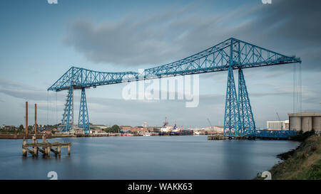 Middlesbrough Transportvorrichtung-Brücke bei Sonnenaufgang. Die Brücke führt Menschen und Autos über den Fluss-T-Stücke in einer ausgesetzten Gondel Stockfoto