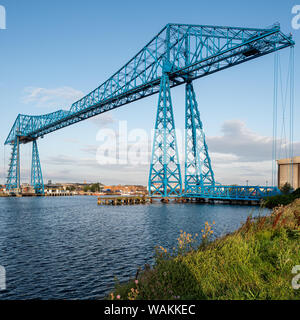 Middlesbrough Transportvorrichtung-Brücke bei Sonnenaufgang. Die Brücke führt Menschen und Autos über den Fluss-T-Stücke in einer ausgesetzten Gondel Stockfoto