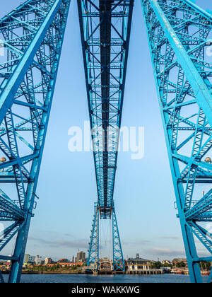 Middlesbrough Transportvorrichtung-Brücke bei Sonnenaufgang. Die Brücke führt Menschen und Autos über den Fluss-T-Stücke in einer ausgesetzten Gondel Stockfoto