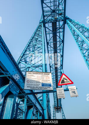 Middlesbrough Transportvorrichtung-Brücke bei Sonnenaufgang. Die Brücke führt Menschen und Autos über den Fluss-T-Stücke in einer ausgesetzten Gondel Stockfoto