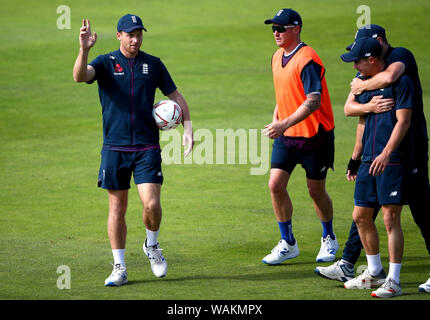 England's Jos Buttler (links) Während die Netze Sitzung in Leeds. Stockfoto