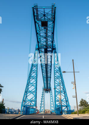 Middlesbrough Transportvorrichtung-Brücke bei Sonnenaufgang. Die Brücke führt Menschen und Autos über den Fluss-T-Stücke in einer ausgesetzten Gondel Stockfoto