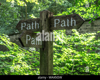 Einen hölzernen Fußweg Zeichen in einem Waldgebiet in der schottischen Highlands Stockfoto