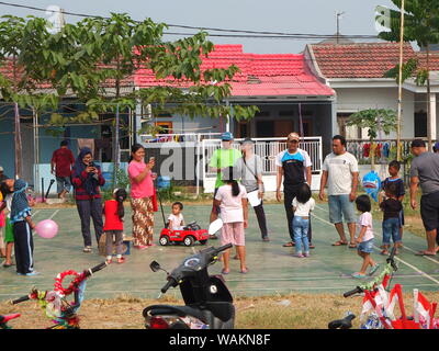 Kinder Cracker essen Wettbewerb, Feier der Indonesischen 74th Tag der Unabhängigkeit Stockfoto