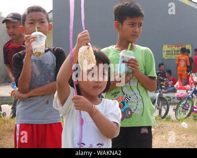 Kinder Cracker essen Wettbewerb, Feier der Indonesischen 74th Tag der Unabhängigkeit Stockfoto