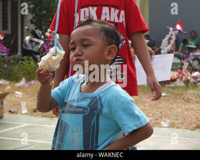 Kinder Cracker essen Wettbewerb, Feier der Indonesischen 74th Tag der Unabhängigkeit Stockfoto