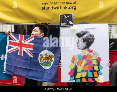 Die Demonstranten halten Sie die chinesisch-britischen Flagge außerhalb der chinesischen Botschaft in London. Die Demonstranten reisten rund um die Stadt die Verbreitung der Slogan mit Ho Stand Stockfoto