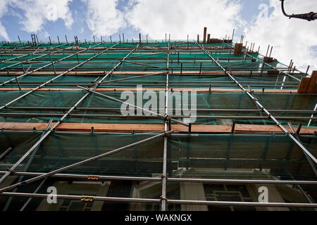 Professionelle Gerüst auf der Seite eines Gebäudes renoviert. Stockfoto