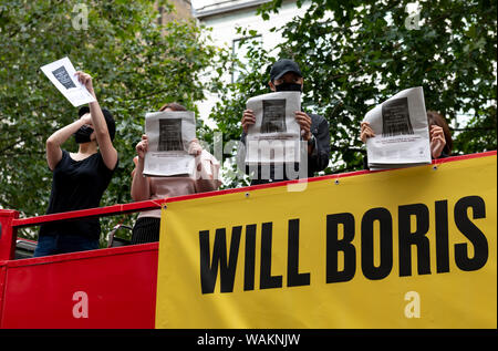 Protest vor der chinesischen Botschaft in London gegen die gewaltsame Niederschlagung der Proteste in Hongkong holding Kopien der International ru Stockfoto