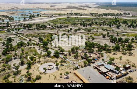 (190821) - Juli, Aug 21, 2019 (Xinhua) - Luftaufnahme, die am 19. Juni 2019 zeigt den Teil der Lop Nur Leute Dorf in Yuli County im Nordwesten Chinas Autonomen Region Xinjiang Uygur genommen. Lop Nur Leute Dorf ist in Yuli County, wo Tarim Fluß durch die Wüsten mit Reflexion Populus euphratica Wälder" Strömungen auf die schimmernden Wellen entfernt. Amudun Abudu, ein 61 Jahre alter typische Lop Nur Dorfbewohner, arbeitet in der lokalen Tourismusindustrie. Mit den Änderungen der Zeiten, viele Lop Nur Menschen haben verschiedene Möglichkeiten für ein Leben, aber er besteht auf die Tradition der Fischerei in Flüssen und Seen. Nicht Stockfoto