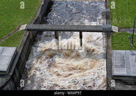 Thruscross Behälter Dam Wasser in den Fluss Washburn Stockfoto