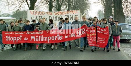 01. Januar 1990, Berlin, Ketzin: DDR/Brandenburg/Umwelt Abfall/3.1.1990 Demo in Ketzin bei Potsdam. Seit Jahren, West-Muell war es, die auf unzureichenden Deponien gegen West-Mark gespeichert. Gruppen von Bürgern mit den neuen Freiheiten gegen Müll Einfuhren zu protestieren. Beste Bildqualität, genaue Aufnahmedatum nicht bekannt. Foto: Paul Glaser/dpa-Zentralbild/ZB Stockfoto