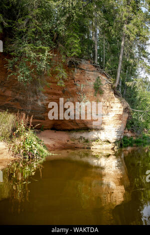 Die roten Felsen in der Nähe des Flusses Salaca, Lettland Stockfoto