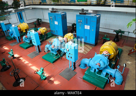 Wasser Pumpen, Motoren und elektrische Baugruppen in der Halle des Wasser Pumpen entfernt. Juni 5, 2019. Kiew, Ukraine Stockfoto