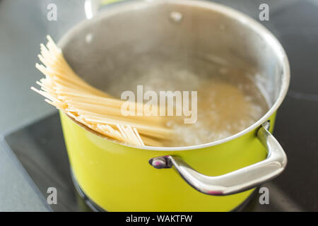 Spaghetti kochen in einem Topf auf dem Herd. Kochen von Nudeln. Ilalian Küche. Stockfoto