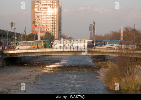 Fußgänger und den Verkehr auf der Brücke über den Mapocho Fluss in Santiago, Chile Stockfoto