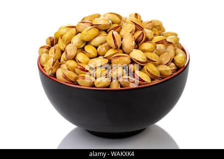 Eine Schüssel mit gerösteten Pistazien, ein beliebter knuspriger Snack, reich an Nährstoffen und perfekt für gesunde Ernährung. Stockfoto