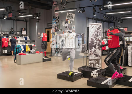 Fußball Trikots und Ausrüstung zum Verkauf im Adidas Store am Broadway in Greenwich Village, Manhattan, New York City. Stockfoto