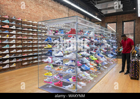 Die seltene teuer unveröffentlichten Sportschuhe auf Anzeige an der Flight Club am Broadway in Greenwich Village, New York City. Stockfoto